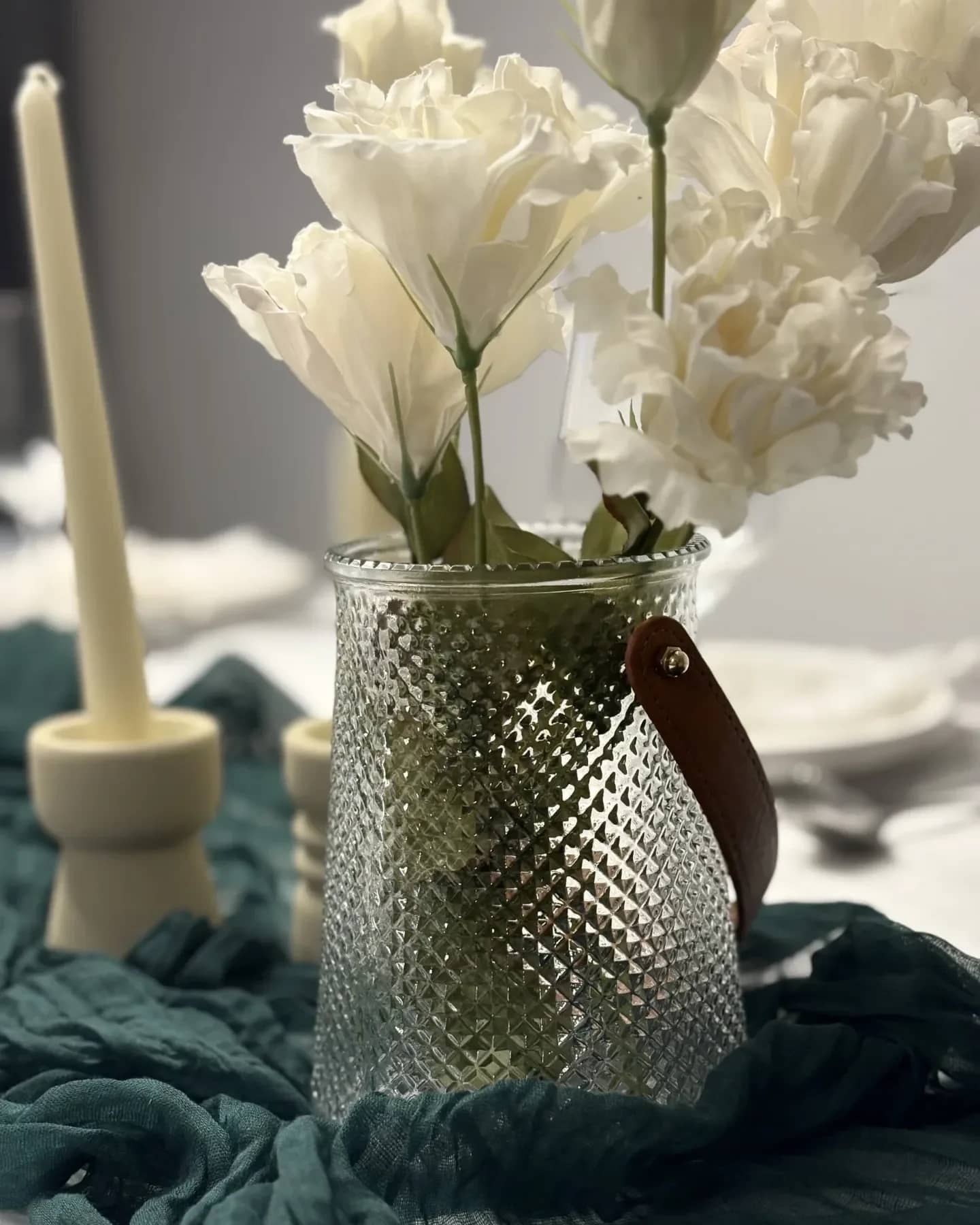 Strukturvase mit braunem Henkel